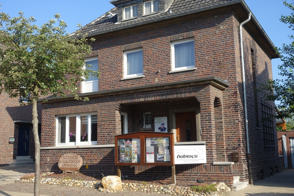 Außenansicht des Bestattungshaus Dohmen in Heinsberg mit Gebäudeansicht als Anlaufstelle für persönliche Bestattungsberatung.