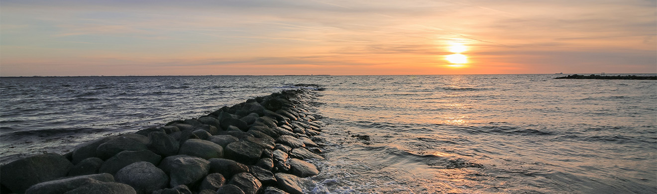 Ruhige Meereslandschaft mit sanften Wellen und weitem Horizont als Sinnbild für die Bestattungsvorsorge in Heinsberg und einen würdevollen Abschied.