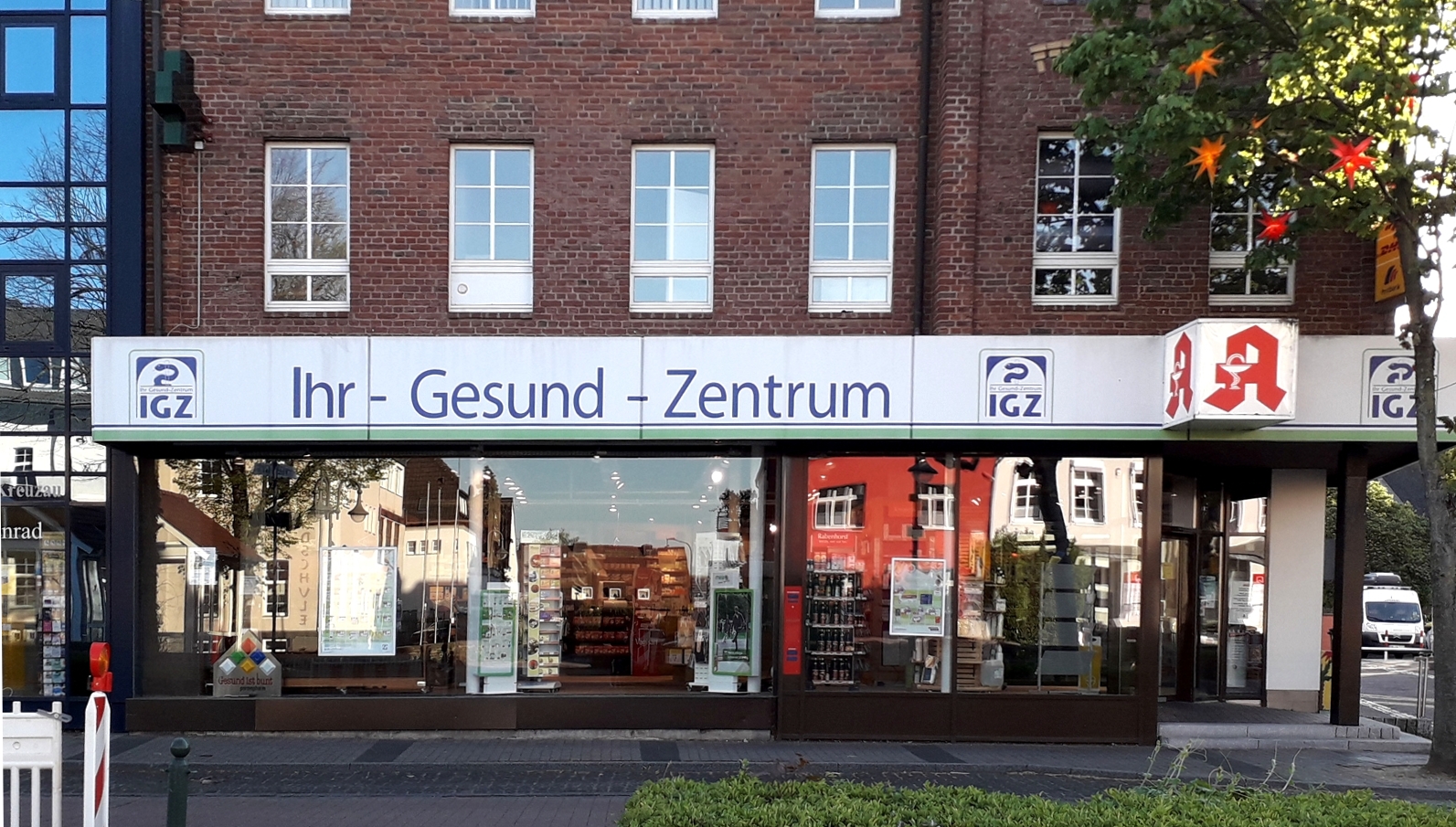 Au&szlig;enansicht der Kreuz Apotheke Kreuzau mit Eingang, Schaufenstern und Gesundheitszentrum f&uuml;r pharmazeutische Beratung